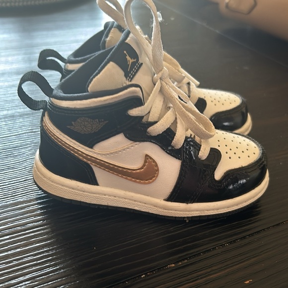 Nice Jordans my son only use them two times - Picture 2 of 4